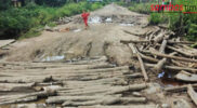 Kondisi kerusakan jalan kabupaten di Desa Tempapan Hulu yang menghubungkan Kecamatan Galing dan Kecamatan Paloh.
