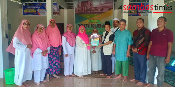 Misni Safari Ketua YSRM menerima wakaf dari Ketua PDWI Kabupaten Sambas Hj Rosdiana, Kamis (3/11/2022).