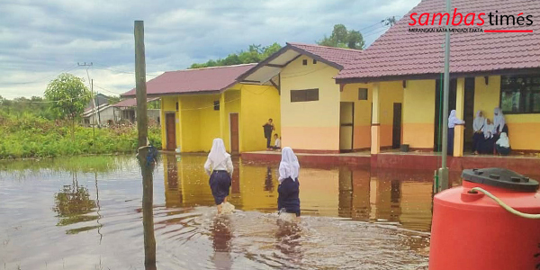 Pelajar Sekolah Satu Atap Galing di Desa Tempapan Hulu menuju Sekolahnya yang masih asih tergenang Banjir. Senin (14/11/2022).