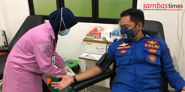 Petugas Satpolairud Polres Sambas melakukan donor darah di RSUD Pemangkat, Kamis (24/11/2022).