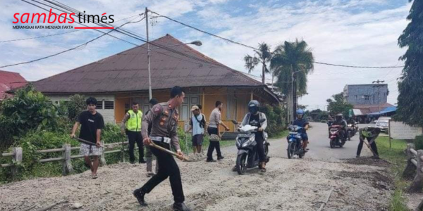 Satlantas Polres Sambas melakukan penimbunan Jembatan Kampung Lorong yang rusak, Kamis (3/11/2022)