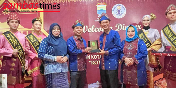 Bupati Sambas Satono bertukar cendramata bersama Walikota Palembang Harnojoyo, Rabu (2/11/2022) malam di Hotel Arya Duta Palembang.