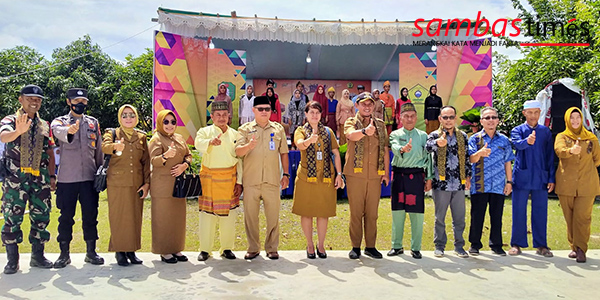 Wakil Bupati Sambas Fahrur Rofi foto bersama usai membuka Expo SMKN 1 Semparuk, Selasa (8/11/2022)
