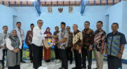Ketua Komisi IV DPRD Sambas Anwari bertukar Cendramata pada Kunker ke Balai Bahasa Kalbar