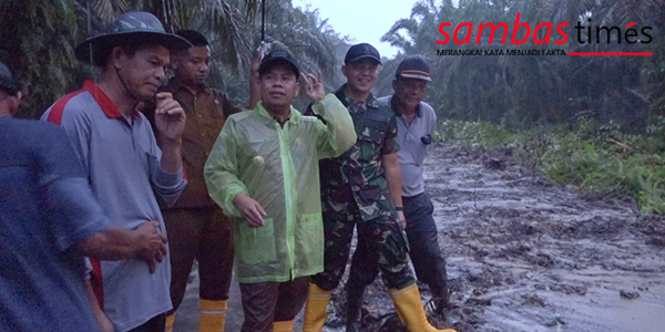 Bupati Sambas Satono meninjau pembukaan Jalan Lingkar Desa Lumbang - Desa Lubuk Lagak.
