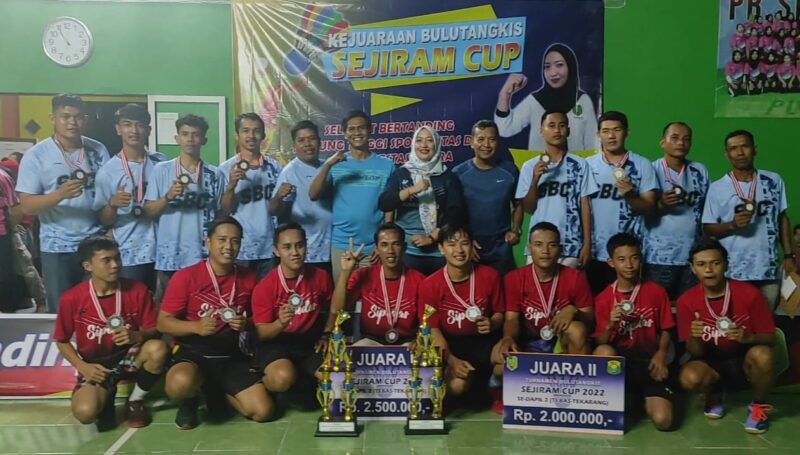Anggota DPRD Kabupaten Sambas Harni Indriani foto bersama juara Bulu Tangkis Sejiram Cup, Senin (12/12/2022) malam.