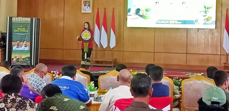Anggota Komisi IV DPR RI Maria Lestari pada kegiatan Dialog Jaga Pangan, Jumat (2/12/2022) di Aula Utama Kantor Bupati Sambas.
