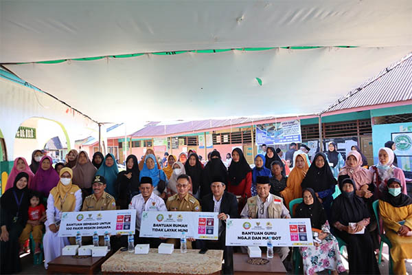 Baznas Provinsi Kalbar bersama Walikota Pontianak dan berbagai stakeholder dalam kegiatan penyerahan bantuan, Selasa (20/12/2022) di Kampung Tambelan Sampit, Pontianak