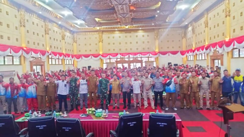 Bupati Sambas Satono dan Forkopimda foto bersama Atlet dan Pelatih Porprov Kalbar, Senin (12/12/2022).