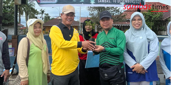 Bupati Sambas Satono menyerahkan Bibit Bunga Alamanda kepada Camat Tebas Halibus disaksikan Ketua TP-PKK, Sabtu (10/12/2022).