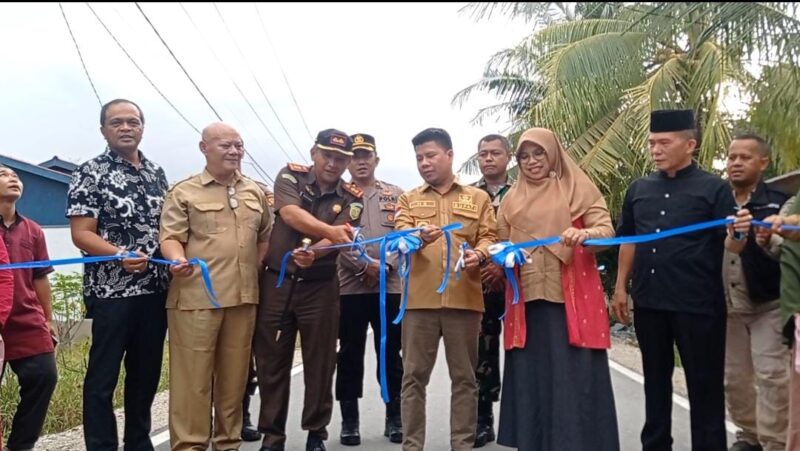 Bupati Sambas Satono meresmikan jalan Sebangun - Sekuyang sepanjang 2 Kilometer. Senin, (19/12/2022).