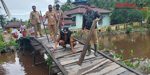 Camat Semparuk Slamet Riyadi mengukur jembatan Desa Sepinggan, Senin (5/12/2022)