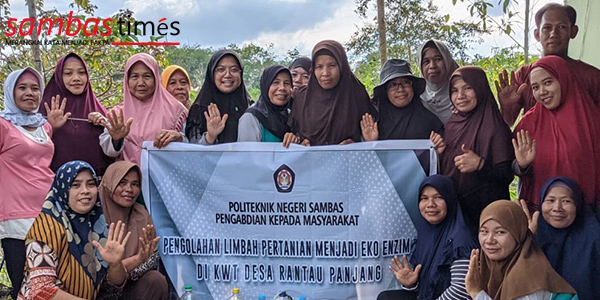 Dosen Pendamping Poltesa bersama KWT memperlihatkan hasil Eco Enzyme, Senin (19/12/2022).