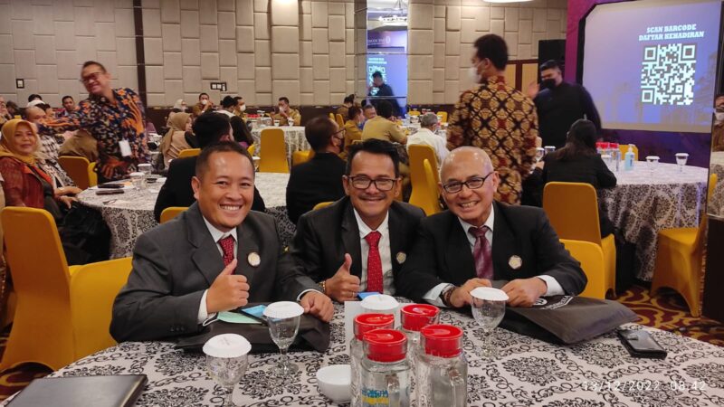 Ferdinan Syolihin SE Wakil Ketua DPRD Sambas menghadiri pelantikan ISEI, Selasa (13/12/2022).