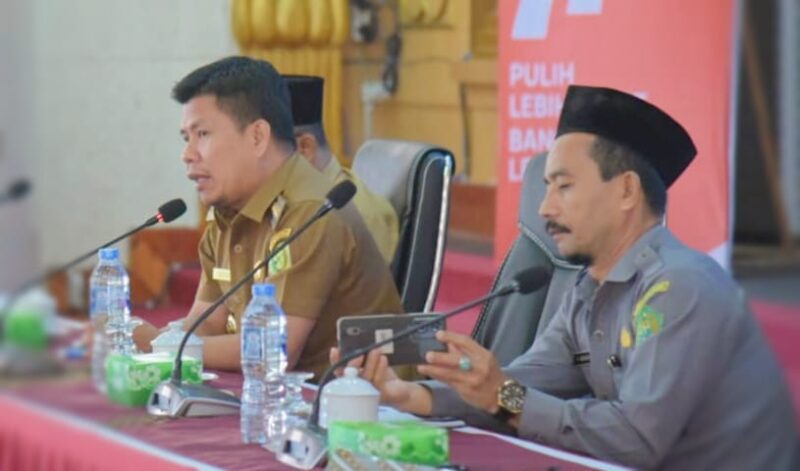 Bupati Sambas Satono bersama guru PAI, Selasa (6/12/2022) di Aula Utama Kantor Bupati Sambas.