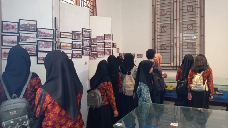 Pelajar SMAN 2 Sambas berkunjung ke Museum Daerah Sambas di Desa Lorong, Kecamatan Sambas, Rabu (7/12/2022).