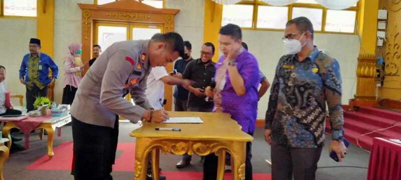 Kapolsek Pemangkat AKP Hoerrudin menandatangani kesepakatan bersama penanganan ODGJ, Jumat (9/12/2022).