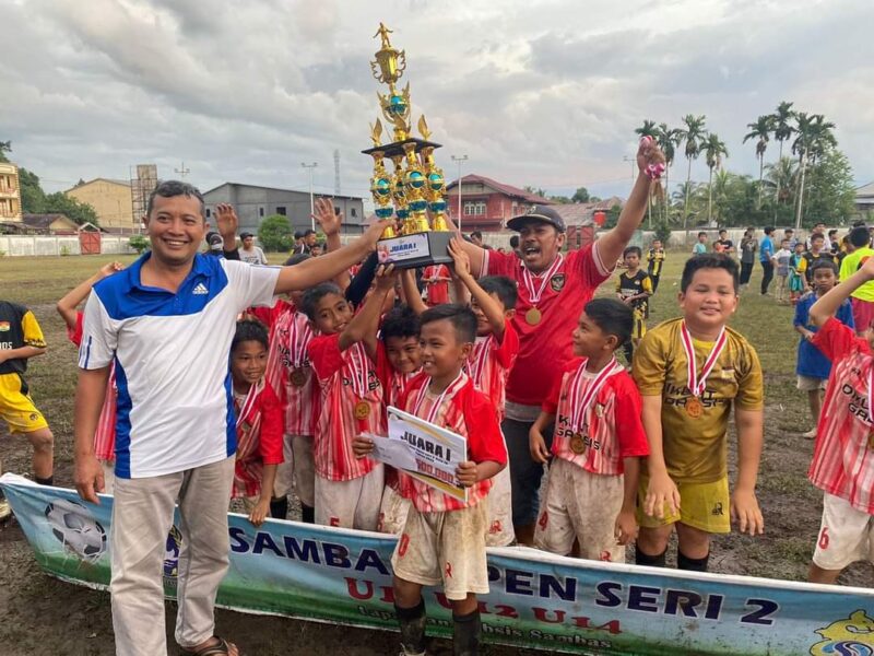 Heri Aprizal Kabid Olahraga Disparpora Kabupaten Sambas bersama juara Kompetisi Sambas Oven Seri ke-2 Minggu (11/12/2022).