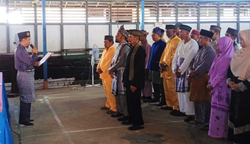 Misni Safari mengukuhkan pengurus MABM Kecamatan Paloh, Rabu (14/12/2022).