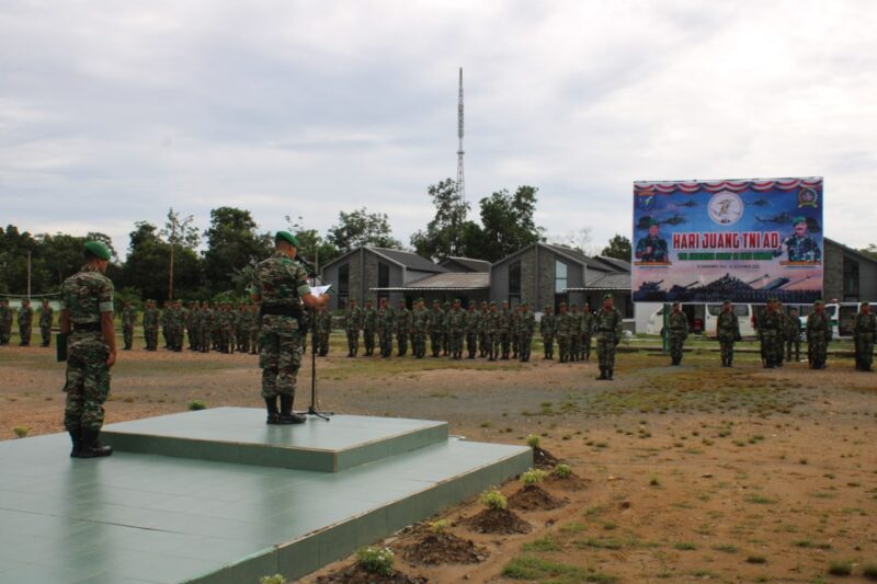 Dandim 1208 Sambas Letkol Inf Dadang Armada Sari memimpin Upacara HJK TNI-AD ke-77, Kamis (15/12/2022).