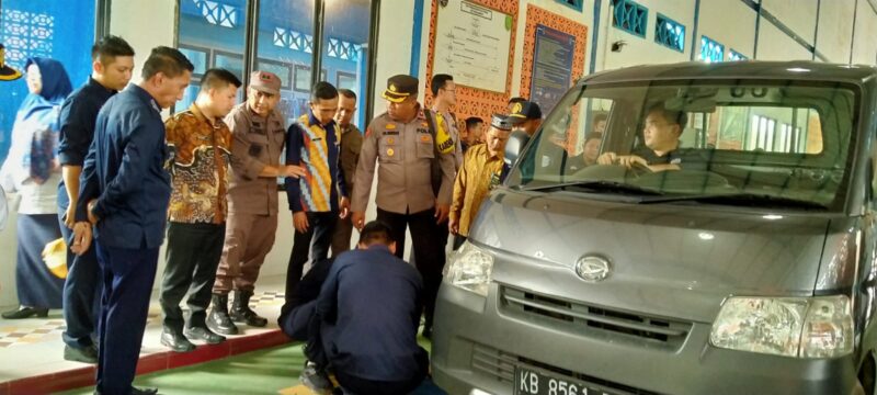 Bupati Sambas Satono meninjau proses pengujian terhadap kendaraan, Kamis (15/12/2022)