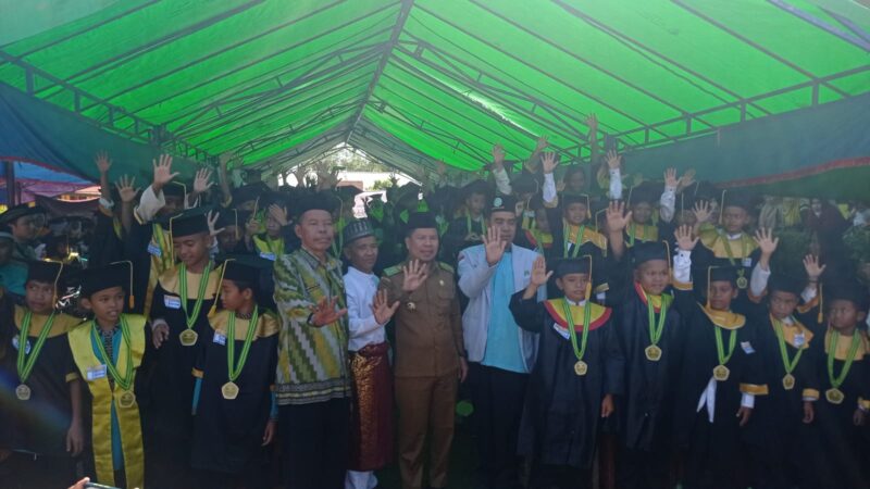 Bupati Sambas Satono foto bersama santri, Selasa (20/12/2022) di Kecamatan Teluk Keramat. 