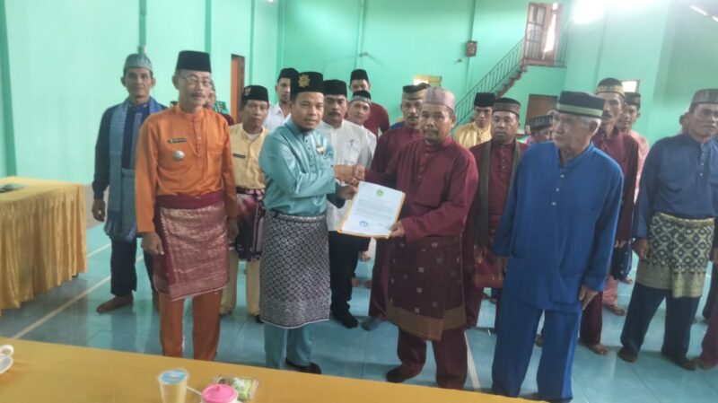 Misni Safari Ketua MABM Kabupaten Sambas mengukuhkan pengurus MABM Kecamatan Galing. Rabu (21/12/2022).