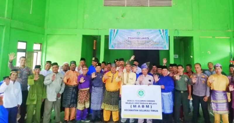 Pengurus MABM Kecamatan Selakau Timur mengabadikan moment foto bersama, Kamis (22/12/2022).
