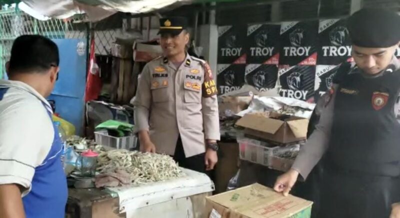 Kanit SPKT Polres Sambas, IPDA Tri Kurnia Setiawan dalan giat Patroli di Pasar Sambas, Kamis (22/12/2022).