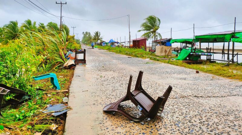 Perabotan cafe dan lapak berhamburan dijalan akibat diterjang ombak, Jumat (23/12/2022) dini hari. (Foto Istimewa)