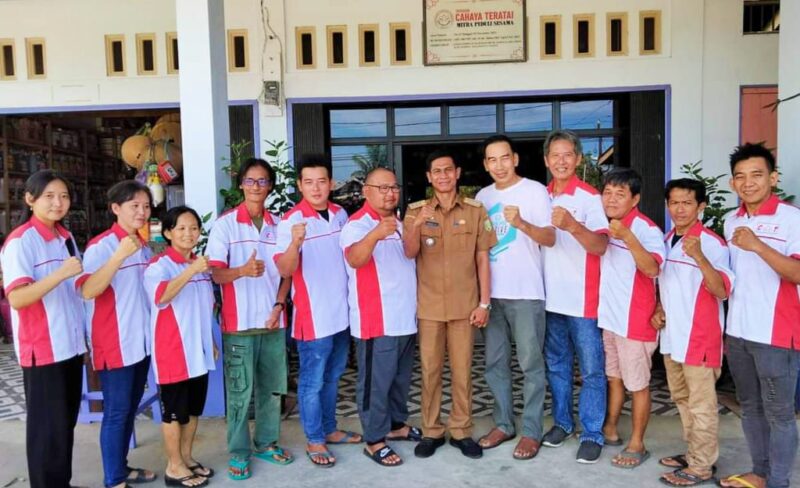 Dedi Zulkarnain Camat Tebas foto bersama masyarakat. (Dokumentasi)