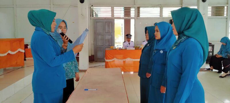 Ketua TP-PKK Kecamatan Tebas melantik Ketua TP-PKK 3 Desa, Kamis (29/12/2022) di Gedung Serbaguna, Kecamatan Tebas.