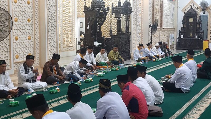 Wakil Bupati Sambas Fahrur Rofi menghadiri Zikir pergantian tahun, Sabtu (31/12/2022) di Masjid Babul Jannah.