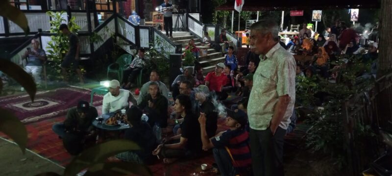 Suasana Nobar Piala Dunia 2022 yang digelar yayasan MDF dikediaman Pak Ude Burhanudin A Rasyid, Minggu (18/12/2022)