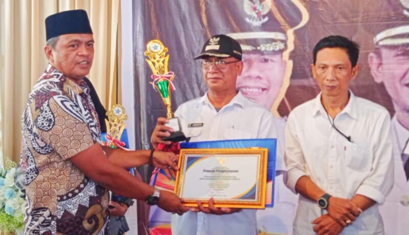 Ketua Komisi IV DPRD Sambas Anwari menyerahkan penghargaan kepada Pelopor Perpustakaan, Rabu (21/12/2022).