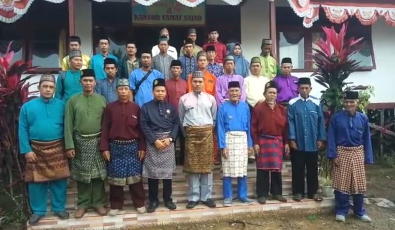 Pengurus MABM Kabupaten Sambas foto bersama Camat Sajad usai pengukuhan MABM Kecamatan Sajad, Kamis (15/12/2022).