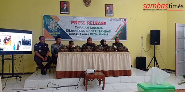 Suasana Press Release capaian kinerja Kejari Sambas, Jumat (23/12/2022).