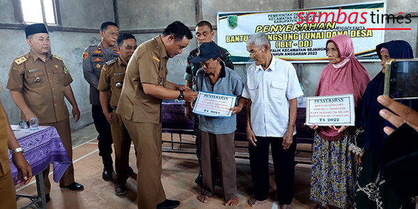 Wakil Bupati Sambas Fahrur Rofi menyerahkan BLT-DD di Desa Setalik, Kecamatan Sejangkung, Senin (5/12/2022)
