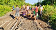 Warga Desa Tempapan Hulu Gotong-royong menimbun jalan rusak pasca banjir