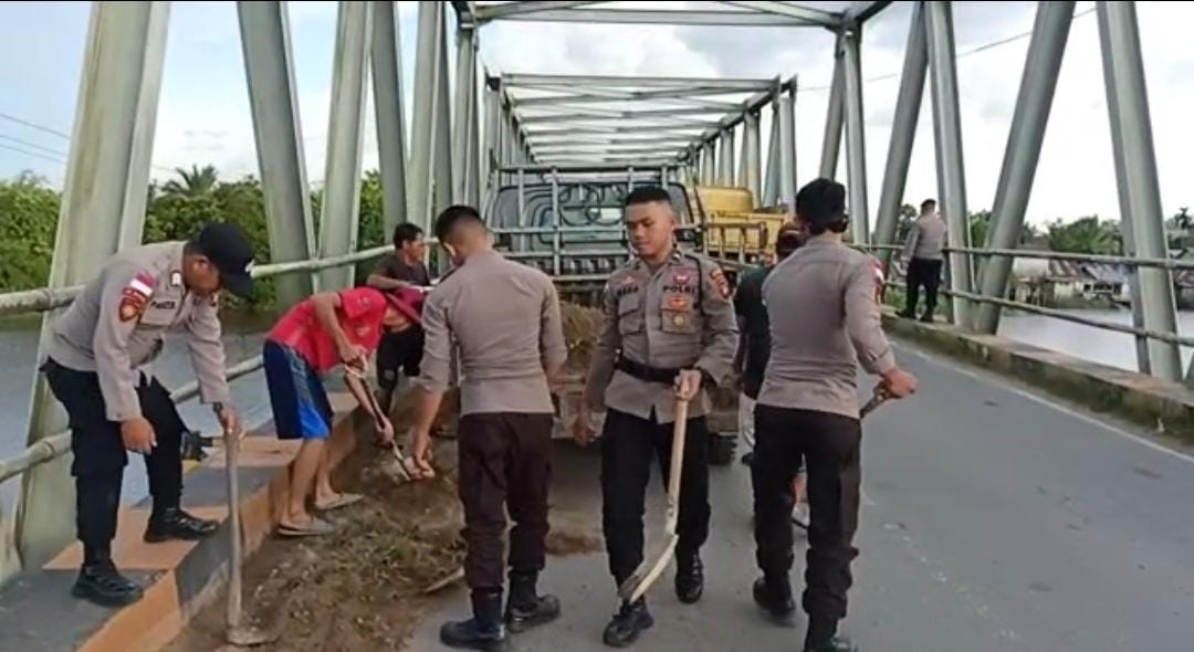 Baksos Polri dan Warga Bersihkan Pasir di Jembatan Rambi - sambas times
