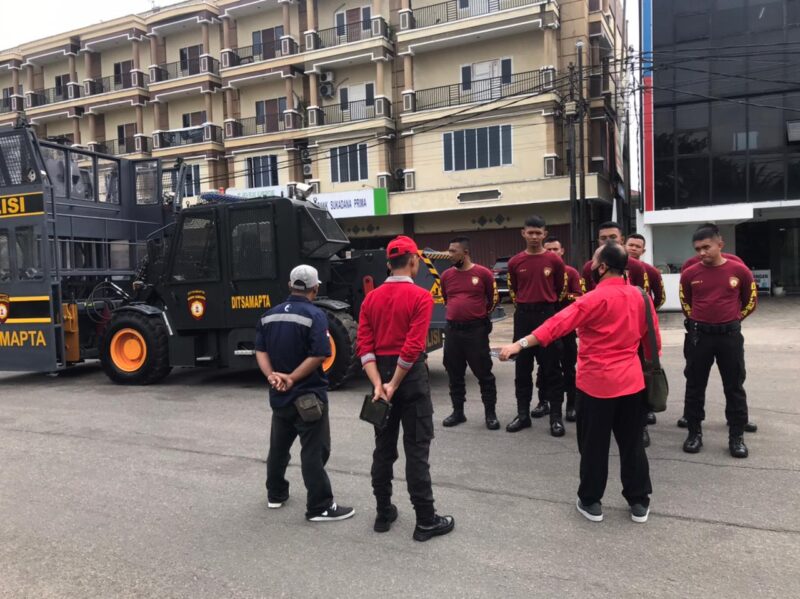 Driver Ditsamapta Polda Kalbar latihan penggunaan Rantis Telehandler, Kamis (8/12/2022).
