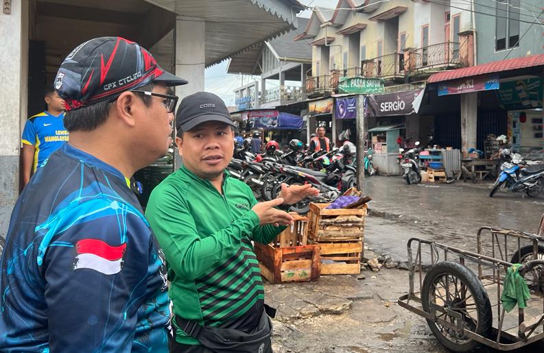 Bupati Sambas Satono bersama Dinas PUPR Kabupaten Sambas meninjau pasar Sambas, Sabtu (10/12/2022)