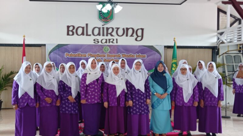 Ketua GOW Kabupaten Sambas Puspa Rahayu foto bersama pengurus PDWI Kabupaten Sambas, Senin (12/12/2022).
