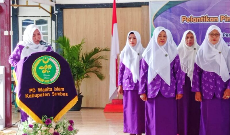 Ketua Wilayah Wanita Islam Kalbar Desi Arisanty melantik PDWI Kabupaten Sambas, Senin (12/12/2022).