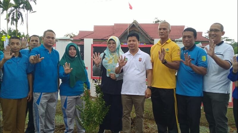Ketua Wilayah Wanita Islam Kalbar Desi Arisanty melantik PDWI Kabupaten Sambas, Senin (12/12/2022).