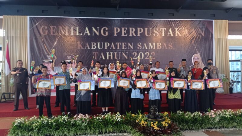 Kadis Perpusda foto bersama usai menyerahkan penghargaan kepada Pelopor Perpustakaan, Rabu (21/12/2022)