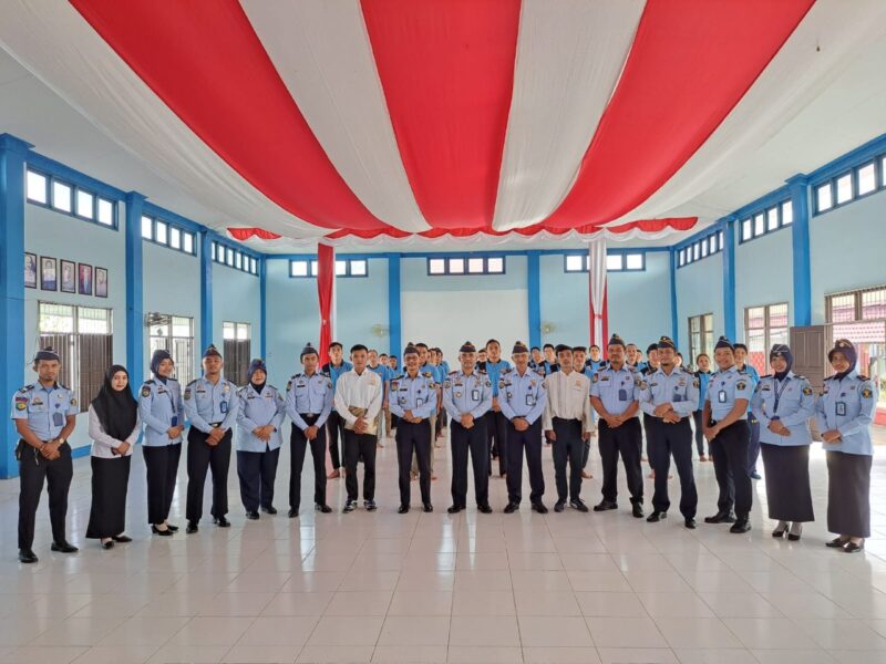 Karutan Kelas II B Sambas foto bersama usai pemberian remisi WP Rutan Sambas, Minggu (25/12/2022).