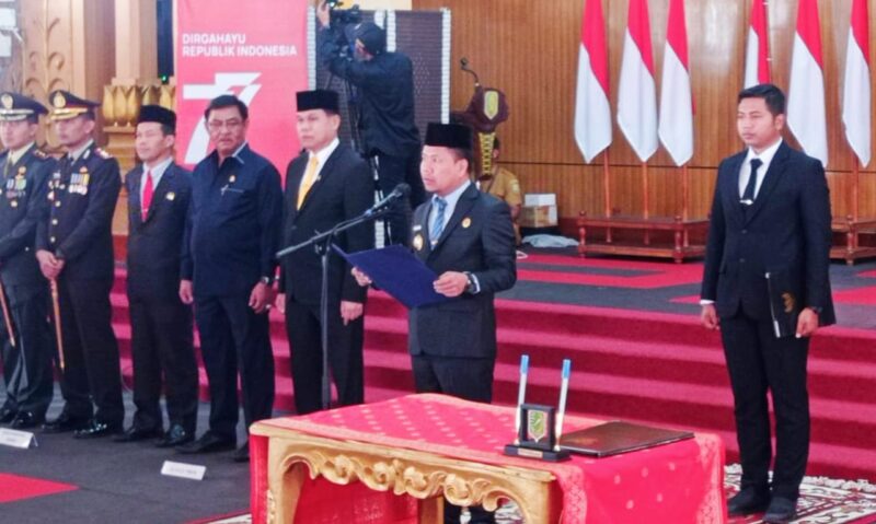 Bupati Sambas Satono melantik 53 Kades hasil Pilkades 2022, Senin (27/12/2022).