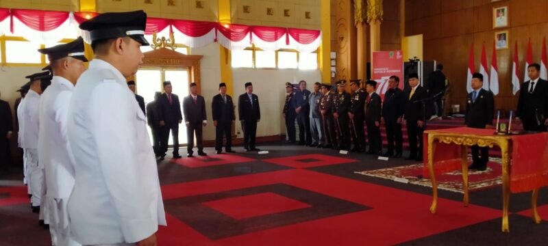 Bupati Sambas Satono saat melantik 53 Kades hasil Pilkades Serentak Tahun 2022, Selasa (27/12/2022).