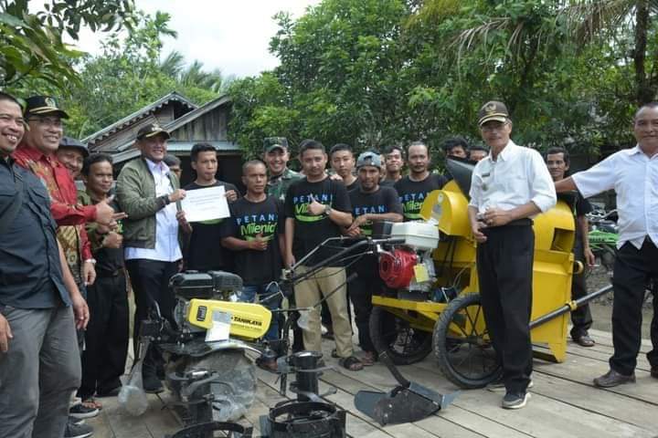 Wakil Bupati Sambas Fahrur Rofi menyalurkan bantuan Alsintan kepada Poktan Millenial, Rabu (28/12/2022).